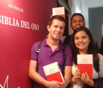 Visitantes_recibiendo_biblias_para_su_lectura